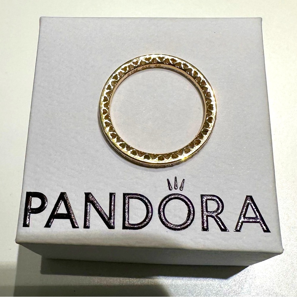 Pandora 14K ring size 60, or size 9. Selling since I don’t use it.